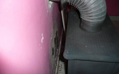 Installation non conforme : un installateur de poêle à bûches faussement accusé de malfaçons