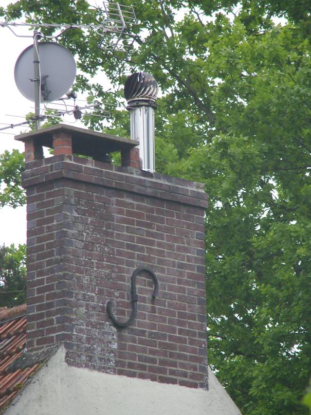 Une cheminée qui refoule lorsque la porte est ouverte